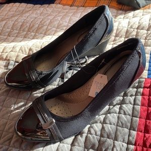 Black wedge shoes